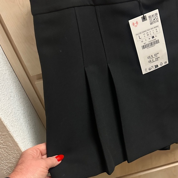 Zara Elegant Black Pleated Mini Skirt - Picture 3 of 3